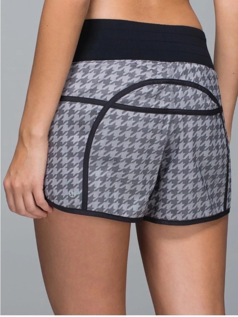 Lululemon Tracker short size 2 - Picture 2 of 4